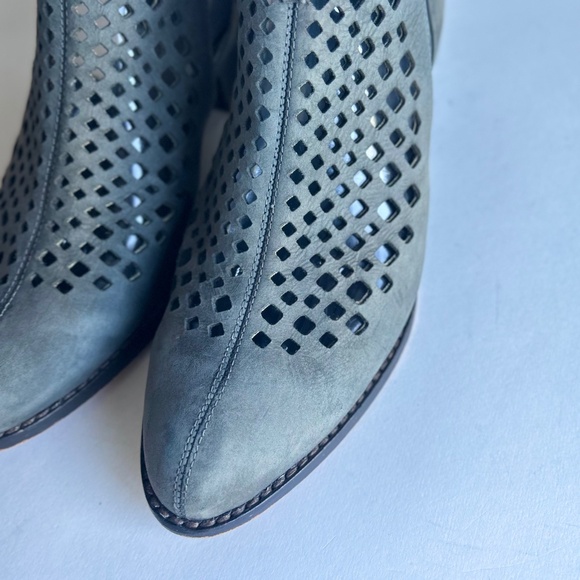 Vince Camuto Grey Man Made Leather Close Toe Sandals size 8.5 - Picture 7 of 11